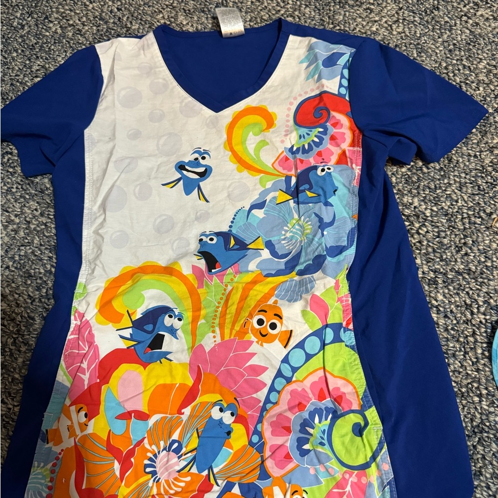 Disney finding dory scrub top small